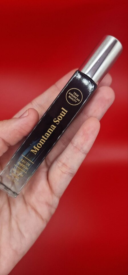 Montana Soul eau de parfum in hand