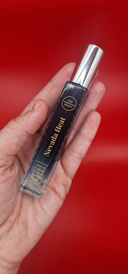 Nevada Heat eau de parfum in hand